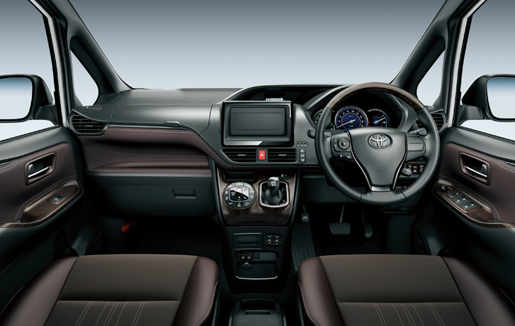 「エスクァイアGi“プレミアムパッケージ”」のインストゥルメントパネルまわり。