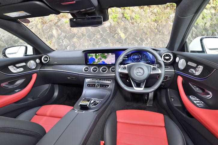 インテリアのテーマはスポーティーとラグジュアリーの融合。「Eクラス セダン」と同じく、2枚の12.3インチ液晶パネルを横につなげた「コックピットディスプレイ」が目を引く。