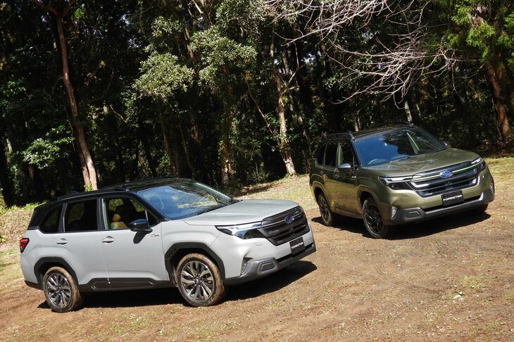 「スバル・フォレスター プレミアムS：HEV EX」（写真向かって左）と「フォレスターX-BREAK S：HEV EX」（同右）。