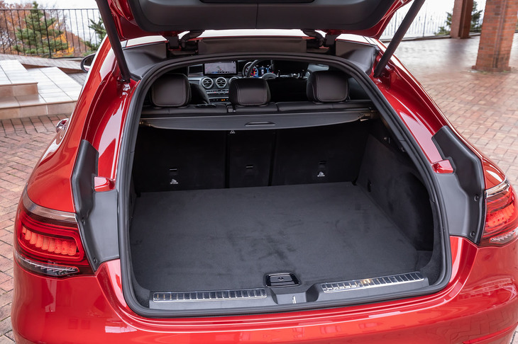 荷室容量は5人乗車の通常使用時で500リッター。クーペフォルムのため狭く見えるが、「GLC」とは50リッターの差でしかない。