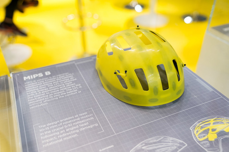 今、ヘルメットの安全性に革命が起きている。その革命を起こしたのが「Mips」。転倒時、多くの場合はヘルメットに斜めの衝撃が加わるのだが、その衝撃をいかに緩和するかによって、脳へのダメージが変わるという。現在、MotoGPを含むモータースポーツ業界でも、脳損傷軽減に向けた取り組みがなされている。Mipsはその衝撃を緩和するシステムをつくり上げたブランドだ。アクシデントによってヘルメットに衝撃が加わったとき、ヘルメットの内装が10〜15mmズレてその衝撃を吸収する。実にシンプルだ。自転車用ヘルメットではMipsはすでにポピュラーであり、今ではバイク用ヘルメットでもそのシェアを広げている。