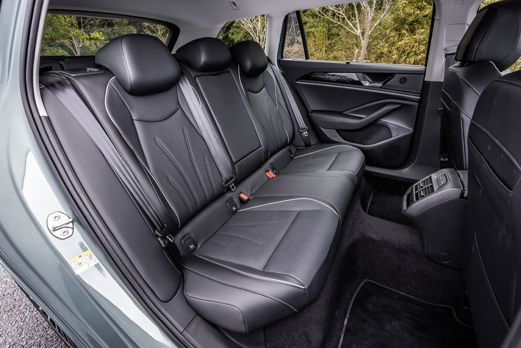 余裕ある頭上空間や、大人が座っても足が組めるほど広い足元スペースがセリングポイントとなる新型「パサート」の後席。背もたれには60：40の分割可倒機構とスキートンネルが備わる。