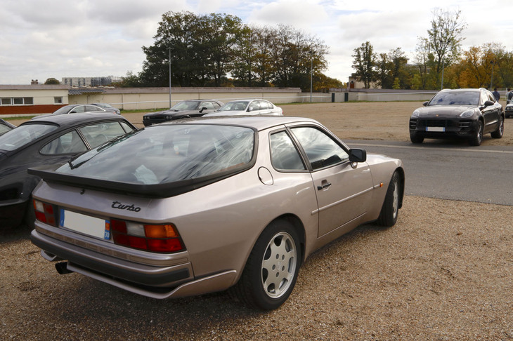 黒いリアスポイラーが装着された1990年以降のモデルだ。