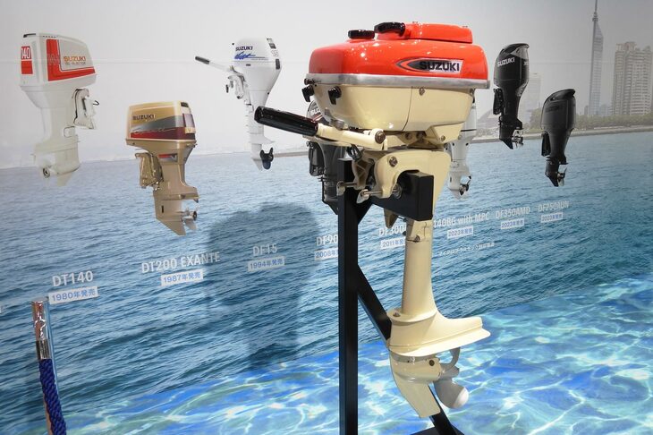 船外機事業60周年記念展示より、スズキ初の船外機「D55」。