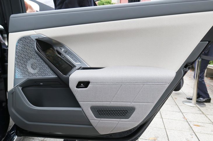 BMW i7 xDrive60eエクセレンス（リアドアインナーパネル）