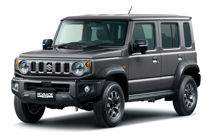 現行型「スズキ・ジムニー／ジムニー シエラ」の登場以来、出るぞ出るぞといわれ続けて2025年4月に発売されるや、注文過多でオーダーストップ。2026年に入ってようやく受注再開という「ジムニー ノマド」。ただいま過熱気味なクロカンブームの中心にいる一台である。