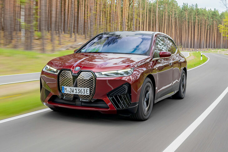 BMW iX M60／価格：13万5500ユーロ（約1900万円）～／市場投入時期：間もなく。最もパワフルなiXは、外観こそ通常の兄弟車とあまり変わらないものの、性能面では2基の電動モーターが最大619PSと1100N・mを発生する。