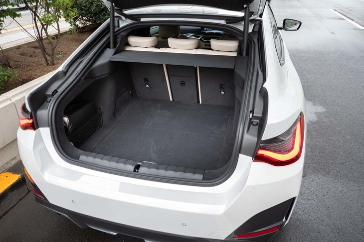 荷室の容量は内燃機関車と変わらぬ470リッターを確保する。