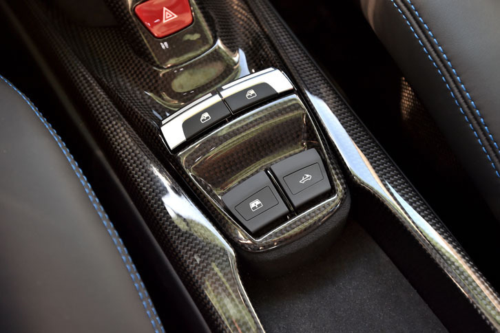 ルーフの開閉はセンターコンソールにあるスイッチで行う。