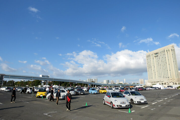 会場となったのは、ミーティングやドリフトなどの自動車イベントでおなじみの、東京・台場の青海臨時駐車場。当日の天気はご覧の通り。午後になるとやや雲が増えたものの、なかなかのイベント日和だった。