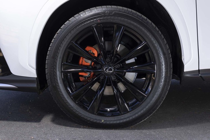 “Fスポーツ”専用デザインの20インチアルミホイール。「IS」から始まったハブボルト式締結を採用している。