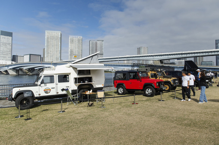 展示ブースには「ランドローバー90」のラリーレイド「キャメルトロフィー」参戦マシンや、レアなオープントップモデル「ディフェンダー90ソフトトップNAS」、キャンパーにカスタマイズされた1996年の「ディフェンダー130」などが並んだ。