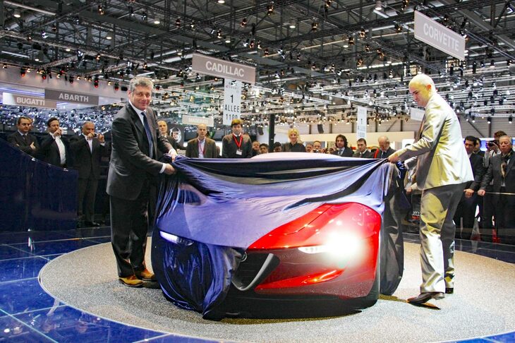 2010年3月、ジュネーブショーで。「アルファ・ロメオ・ドゥエッタンタ」を披露するパオロ氏（左）。