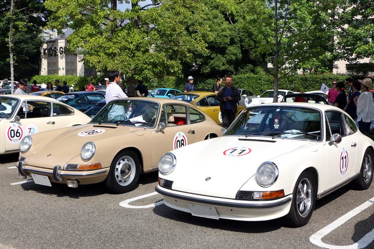 1968年「912」（901・左）と1973年「911」（901・右）。4気筒と6気筒というエンジンの違いはあるが、基本的なスタイリングは同じ。バンパーのオーバーライダーは、当初は911全車に備わっていたが、後に廃止された。
