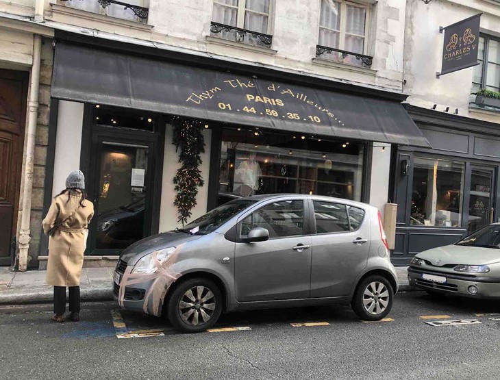 フロントバンパーの左部分を粘着テープで補修した「スズキ・スイフト」。