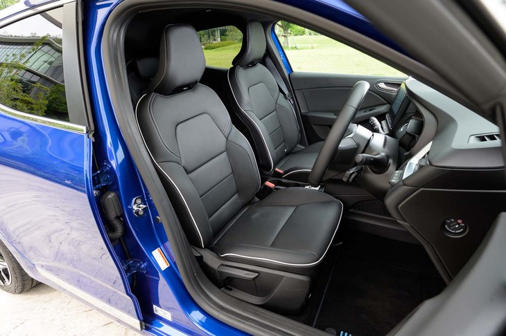 試乗車はオプションの「レザーパック」（レザーシート＋前席シートヒーター）をチョイスしていた。標準はファブリック×レザー調のシート表皮。