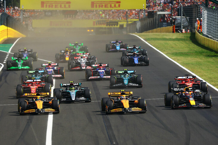 第13戦ハンガリーGPでは、マクラーレンのオスカー・ピアストリ（写真先頭左）が初優勝。デビュー2年目、23歳のオーストラリア人ドライバーが、F1史上115人目のウイナーとなった。このレースではノリスも2位に入り、マクラーレンは2021年イタリアGP以来の1-2フィニッシュを遂げた。（Photo=Getty Images / Red Bull Content Pool）