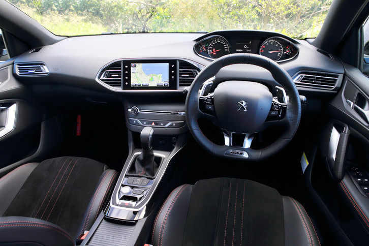 小径ステアリングホイールの上からメーターを見るレイアウトが特徴のインストゥルメントパネルまわり。オーディオや、空調などは、中央部のタッチスクリーンで操作する。