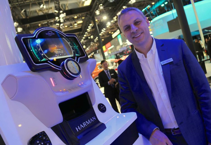 ハーマンインターナショナルのデモ機。メーターおよびエアコン／インフォテインメントのコントロールを一体化することにより、1kgの軽量化を実現できるとスタッフは説明する。