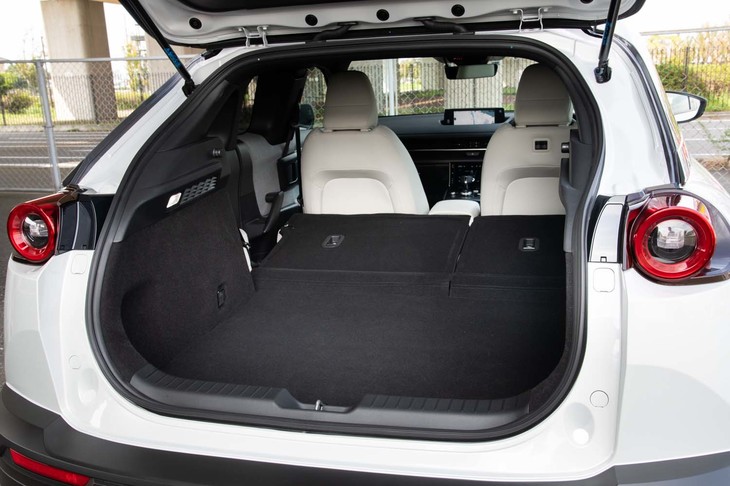 後席の背もたれは60：40分割で倒すことができる。荷室フロアとの段差を最小化することにこだわったというだけあって、写真のとおりのフラットさだ。