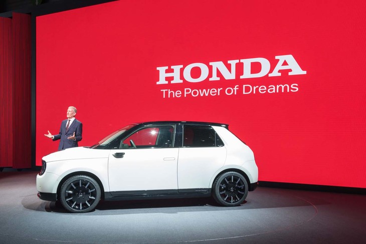 ステージで「ホンダe」を紹介するホンダモーターヨーロッパのトム・ガードナー副社長。