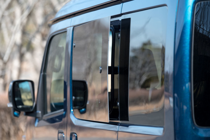 リアサイドウィンドウに昇降式の開閉機構はないが、換気などに重宝するポップアップ機構が付いている。