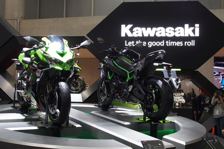 東京モーターショー2019で世界初公開されたカワサキの「ニンジャZX-25R」（写真左）と「Z H2」（同右）。