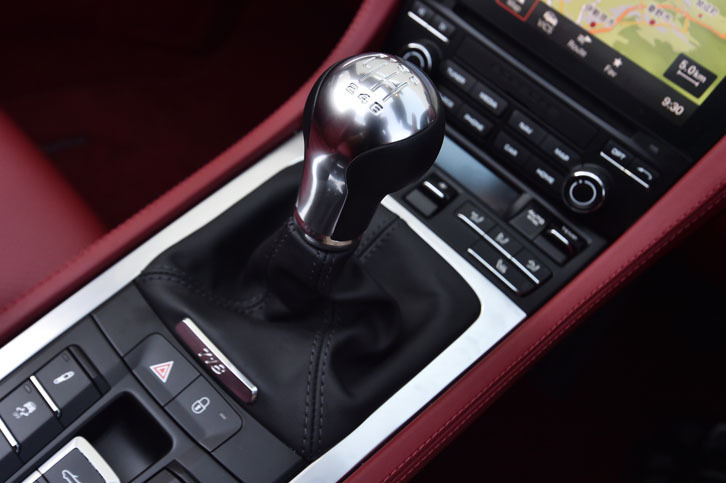 テスト車のトランスミッションは6段MT。デュアルクラッチ式の7段AT仕様もラインナップされる。