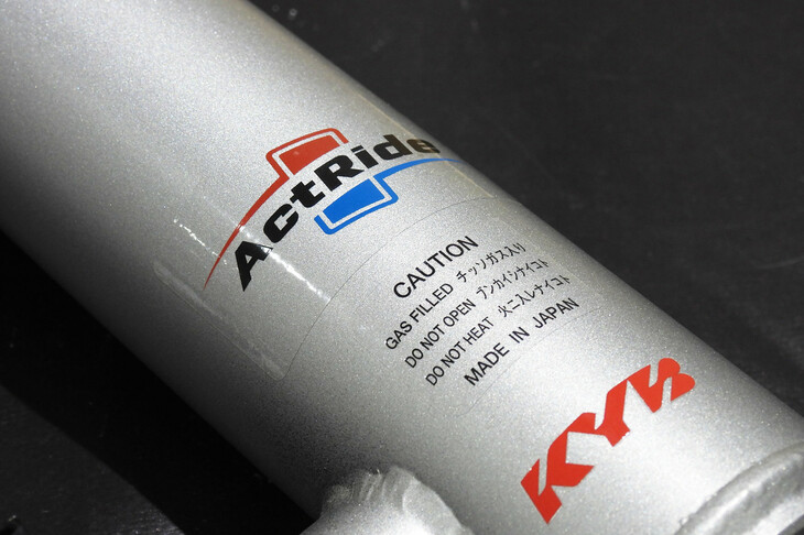 可変ダンパーとしての性能の高さと、スマホアプリをコントローラーに用いるアイデアが特徴の「KYBアクトライド」。操作アプリに関しては、アップデートを介してさまざまな機能の追加も検討されている。