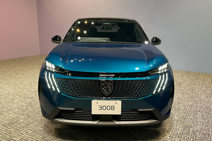 プジョー3008（フロントビュー）