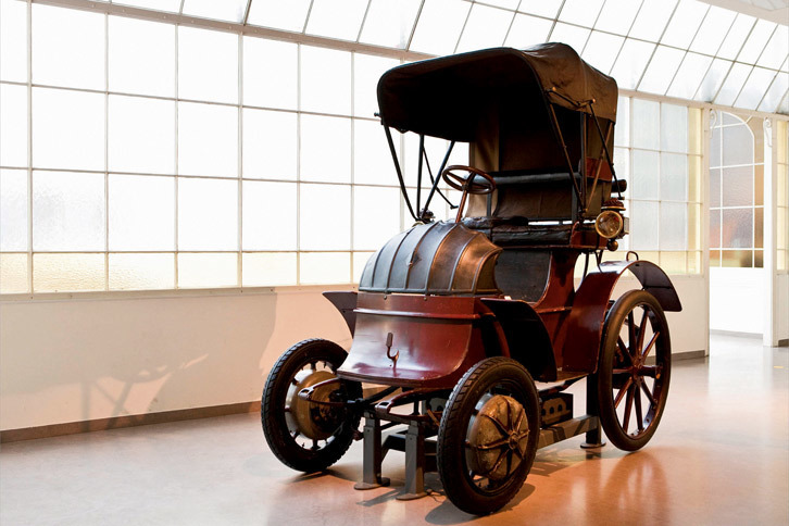 ドイツのフェルディナント・ポルシェが開発した電気自動車の「ローナーポルシェ」。発表は1898年のことで、80Vの鉛蓄電池を搭載していた。