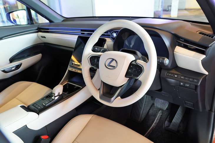 特別なコーディネートが施される「ビスポークビルド」は、発売時に100台限定で抽選販売され、現在はまだ再販されていないモデルだ。貴重なクルマを間近に拝むことができて眼福である。