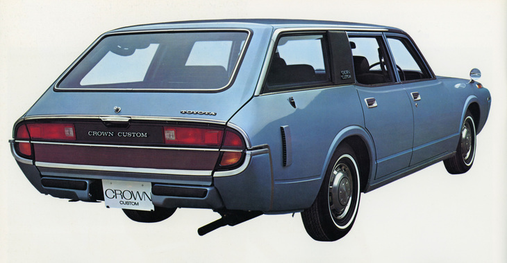 楕円（だえん）を強調した、非常に個性的な「カスタム」のリアビュー。リアフェンダー後端にある室内換気用のエアアウトレットも、意図したことではないだろうが妙にスポーティーな印象を与える。