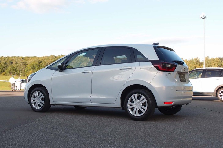 ボディーの寸法については「全長が3995mmで、全高は先代比－10mm」とだけ伝えられている。実質、ほぼ据え置きと考えられる。