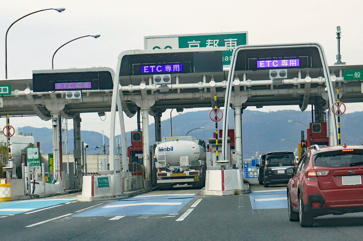 ETCゲートに吸い込まれていく、高速道路利用者のクルマ。今から四半世紀も前の、2001年に運用が開始されたETCは、もはや道路インフラの一部となっている。
