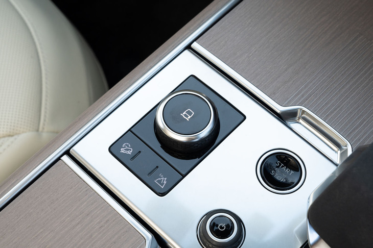 センターコンソールに備わるダイヤル式のドライブモードセレクター。8つの走行モードが用意されるが、よほどのことがない限りは「オート」モードで問題ない。システムが常時走行状態をモニターし、パワートレインやドライブトレイン、サスペンションなどを適切に制御してくれる。