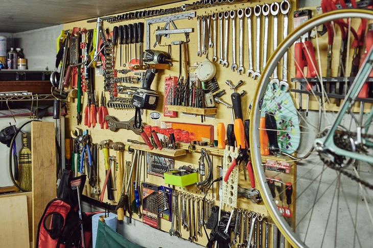 クルマ用と自転車用が混在するコンビネーションレンチ、ボックスレンチ、ドライバー、プライヤー、ハンマー、ドリルなどの工具。整然と並ぶ様はオーナーのきちょうめんな性格を表しているかのようだ。