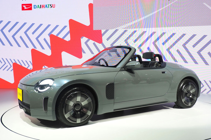 ダイハツブースに展示されているオープンカー「K-OPEN（コペン）」。軽自動車規格の2シーターモデルで、なんとFRレイアウトを採用している。