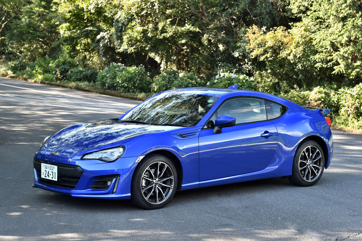 スバルBRZ S
	ボディーサイズ：全長×全幅×全高＝4240×1775×1320mm／ホイールベース：2570mm／車重：1240kg／駆動方式：FR／エンジン：2リッター水平対向4 DOHC 16バルブ／トランスミッション：6段MT／最高出力：207ps（152kW）/7000rpm／最大トルク：21.6kgm（212Nm）/6400-6800rpm／タイヤ：（前）215/45R17 87W （後）215/45R17 87W／車両価格：297万円