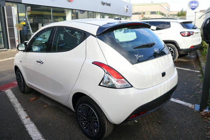 近年のパワーユニットは1リッターガソリンエンジン＋マイルドハイブリッドと1.2リッターのLPGエンジンの2種類。組み合わされる変速機は5段マニュアルのみである。