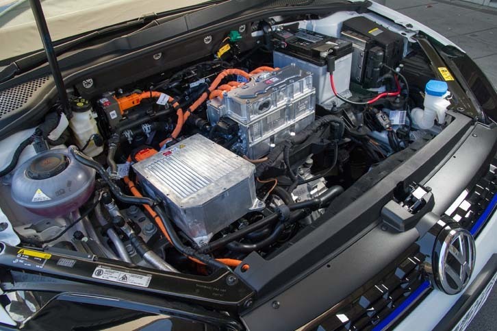フロントフード下に搭載されるパワーユニット。自社製だという駆動用モーターは、最高出力136psと最大トルク290Nmを定格で発生する。