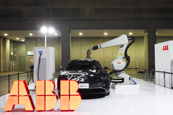 フォーミュラEの冠スポンサーにもなっているABBは、電力やオートメーション関連の事業を手がける欧州の重工業メーカー。ファンビレッジでは自慢の急速充電器の展示に加え、全自動ロボットを使ったカーペイントの実演も行っていた。