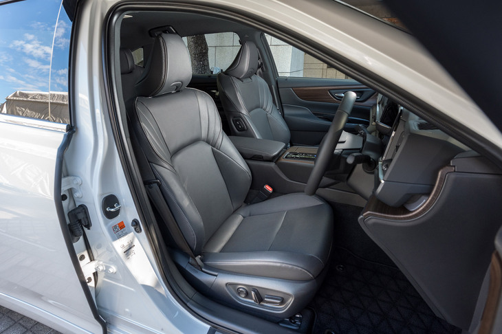 シート表皮は全車共通でプレミアムナッパレザー。運転席・助手席、後ろ左右席には、3段階の温度調整機能付きシートヒーターや、ベンチレーション機能が備わる。（写真：向後一宏）