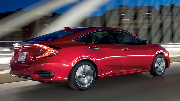 ルーフとトランクフードがひとつながりとなった、ファストバック車を思わせるスタイリングが「シビックセダン」の特徴となっている。