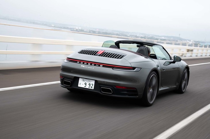 動力性能は最高速が291km/h、0-100km/h加速のタイムが4.2秒（スポーツクロノパッケージ非装着車は4.4秒）と公表されている。