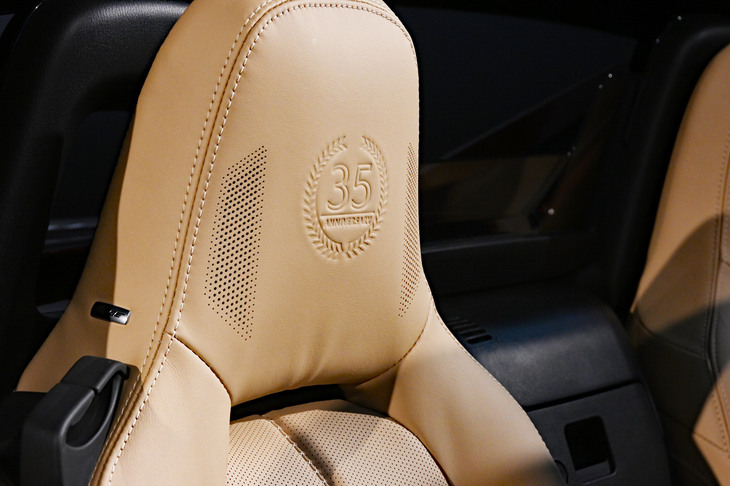 シートのヘッドレストには、エンボス加工で35周年記念車のエンブレムが入る。