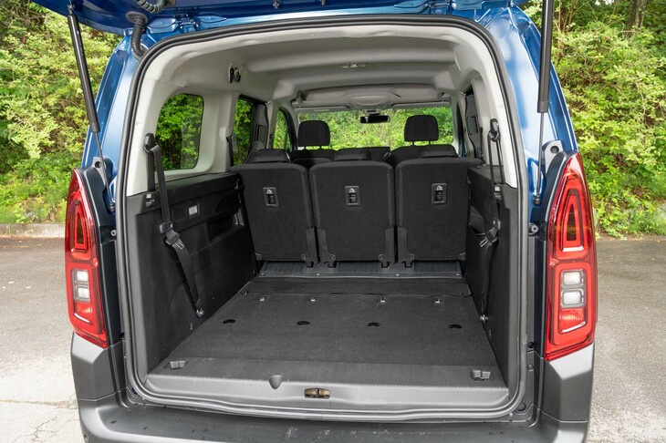 3列目シートは取り外して家に置いていくこともできる。すごく重いので、外すのも装着するのもそれなりに苦労する。