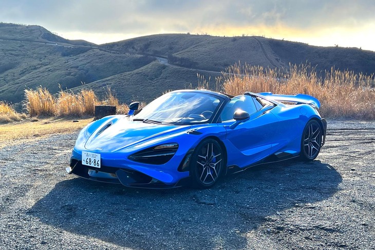 カーボンパーツやチタニウム製エキゾーストシステムなどの採用で、ベースモデルの「720S」から軽量化とパワーアップが図られた「マクラーレン765LTスパイダー」。（photo：CG）