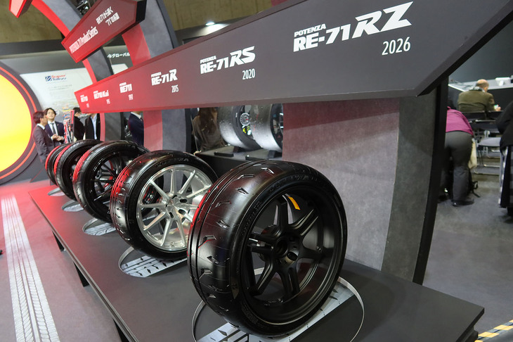 ポテンザ歴代モデルの展示。