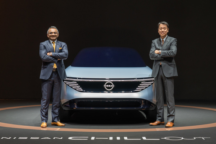 コンセプトカー「日産Chill-Out（チルアウト）」と、日産自動車の内田 誠社長兼CEO（右）、アシュワニ・グプタCOO（左）。